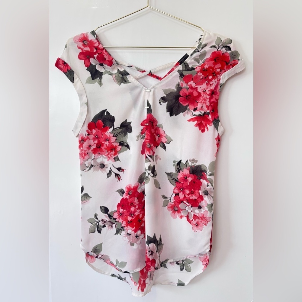 Dynamite| Y2K Silky Floral Cap Sleeve V-Neck Blouse in Red, Pink & Black Size XS